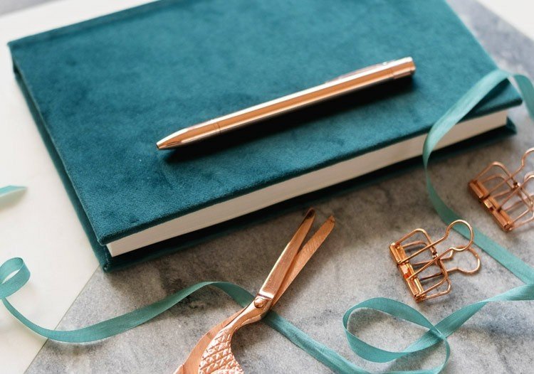 Designa en elegant bok med sammet som en idé för en gästbok