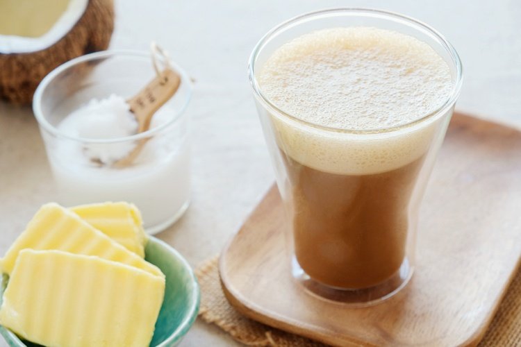 Bulletproof kaffe med smör och kokosolja i en mixer