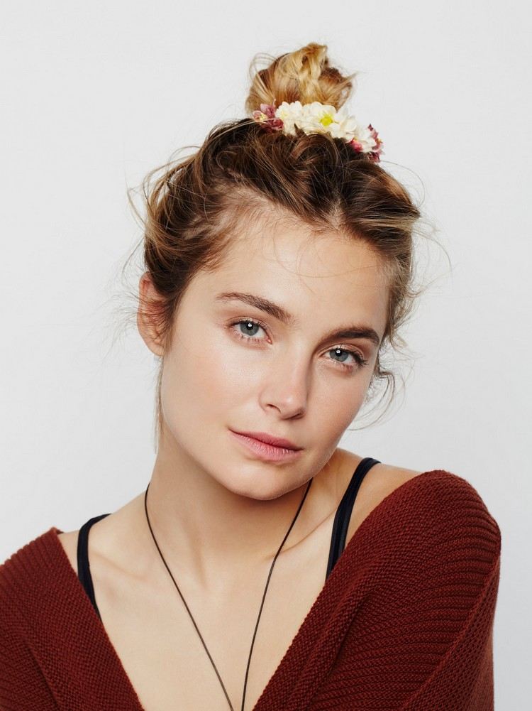 stökig bulle med lås blommor våren styling idé