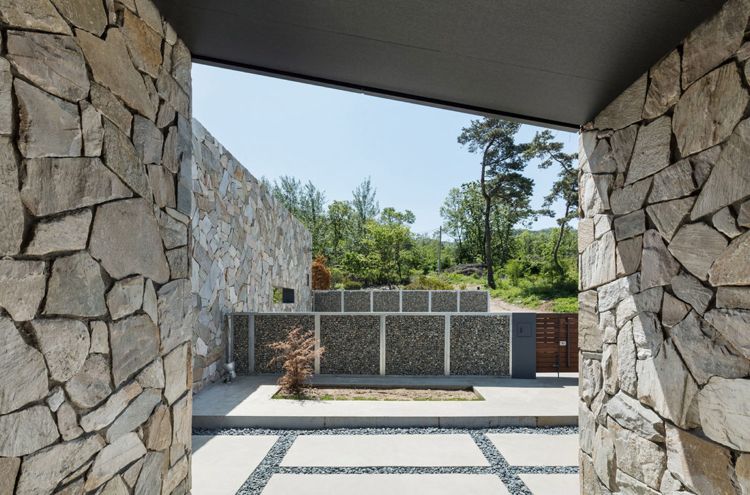 Bungalowhus -natursten-modern-levande-trädgård-japansk-minimalistisk
