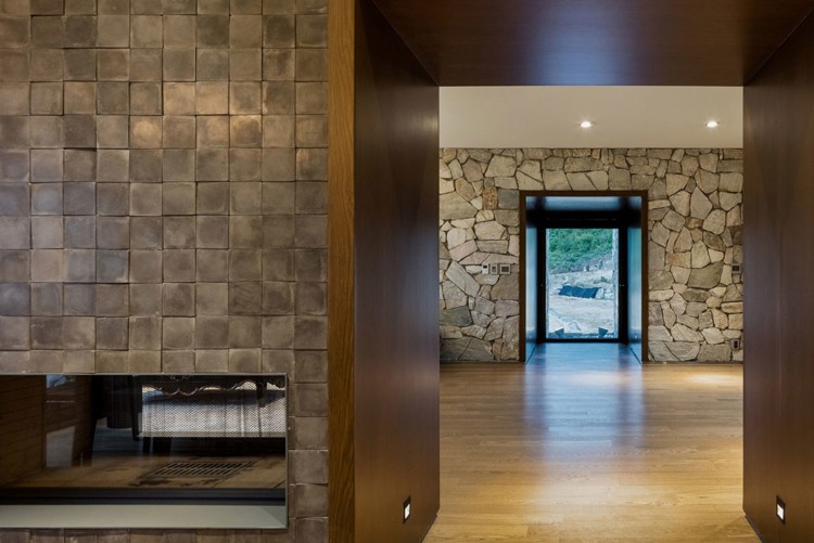 bungalow-hus-natursten-modernt-levande-interiör-betong-trä