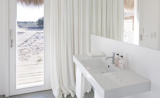 Modernt badrum design-ren vit-tillgång-till stranden-villa helg hus