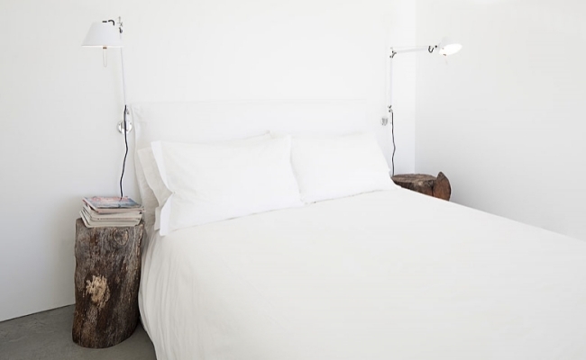 Mimimalistisk vit-sovrum rustik-detaljer-strand villa inredning
