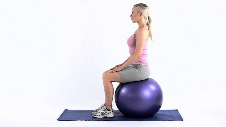 Träningsbollsövningar mot den ihåliga ryggen förhindrar träning i ryggen