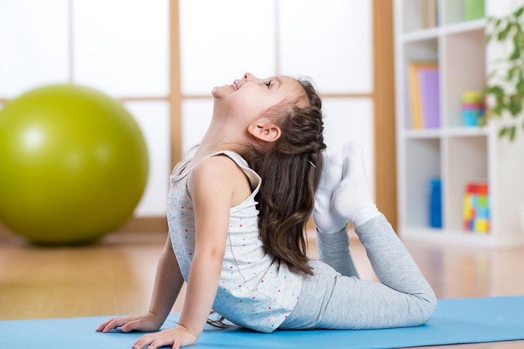 Yogaövningar för barn med ländryggssmärta hjälper Kobra