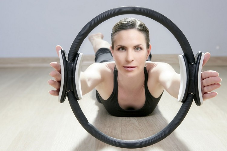 man kan göra pilates viktminskningsövningar med pilatesring