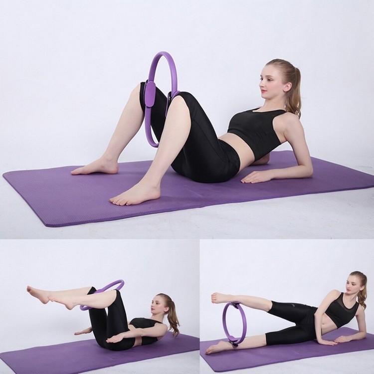 Hela kroppen träning kvinnor gör övningar med pilates ring buken