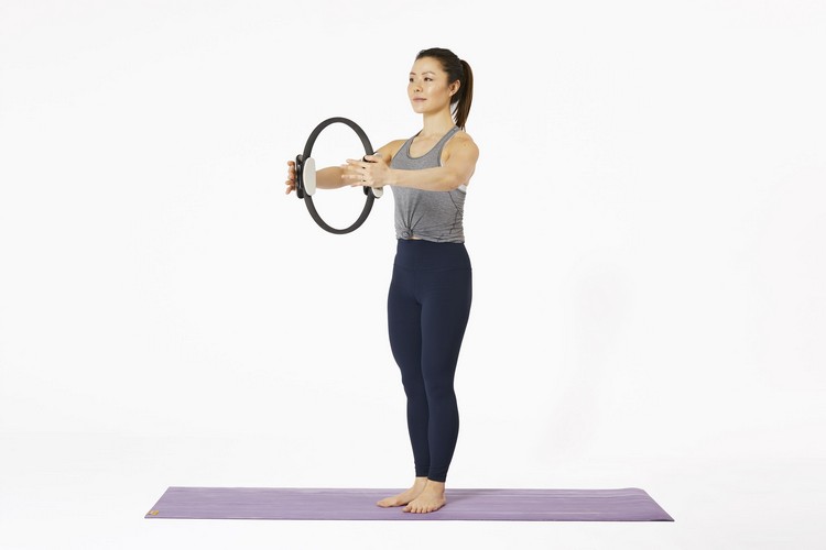 Övre kroppspass för hemövningar med pilatesring