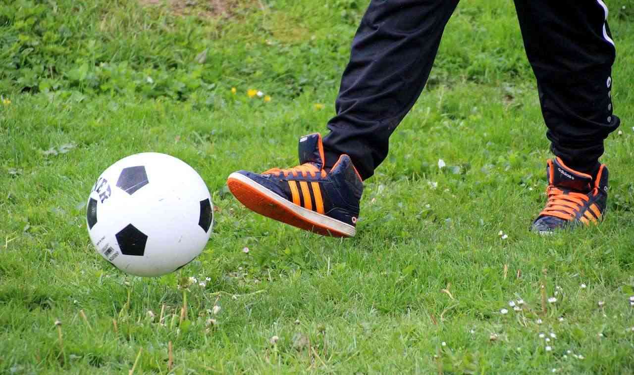 spela fotboll eller någon annan lämplig sport på gräset