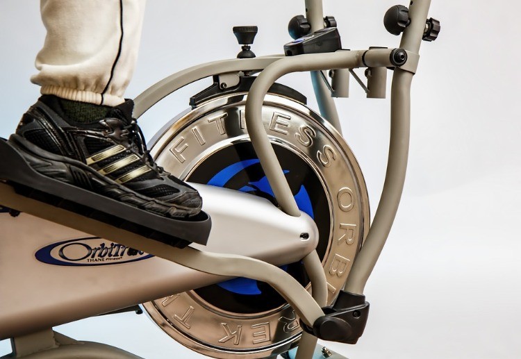 träna på gymmet cykla