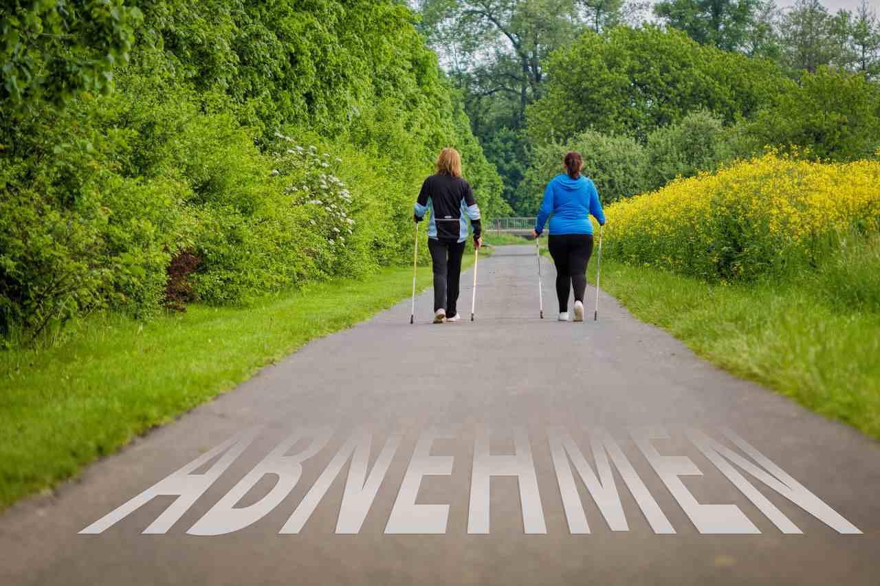 viktminskningsövningar utomhus med rörelselöpning och jogging i naturen