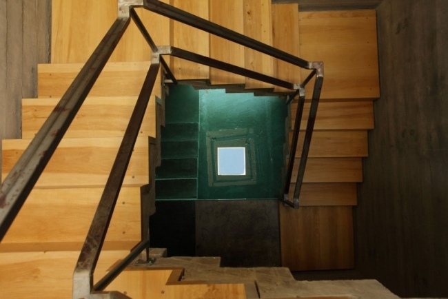 Spiraltrappa design trätrappor metall räcke bunker hus