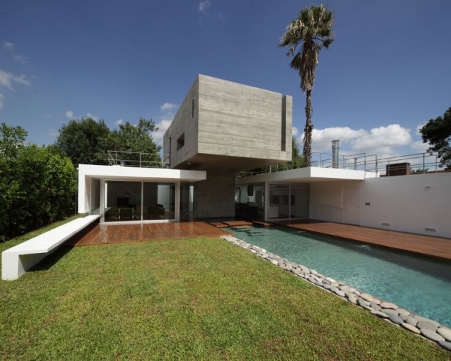 Modernt betonghus, fristående platt tak, struktur-pool, gräsmatta
