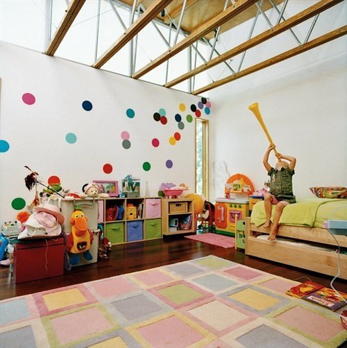 färgstark lekplats i barnrummet