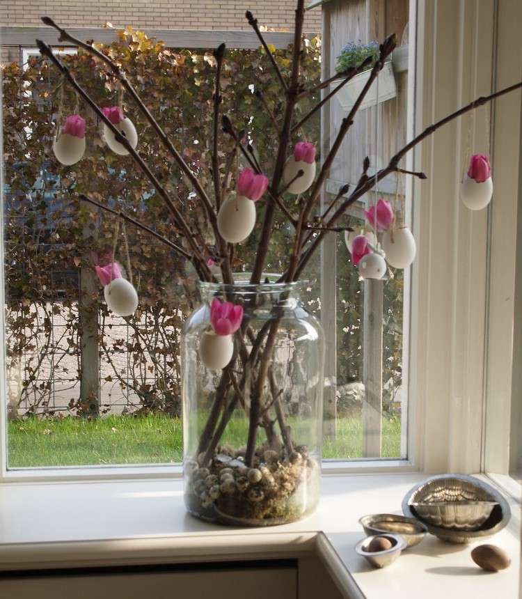 Dekorationsidéer för påskgolv-kvistar-utblåsta-ägg-hängen-tulpaner