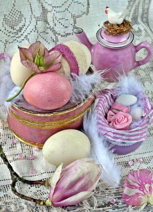 dekorera påskägg lila färgschema vintage fjädrar