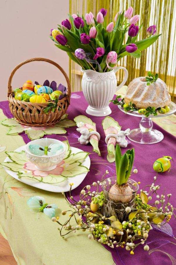 bordsdekoration idéer lila färgschema korg påskägg tulpaner