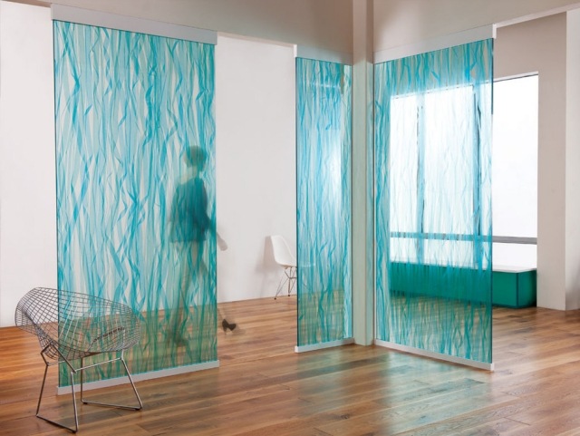 Färgglada-glas-skiljeväggar-3form-inredning-idéer-praktiskt-vackert