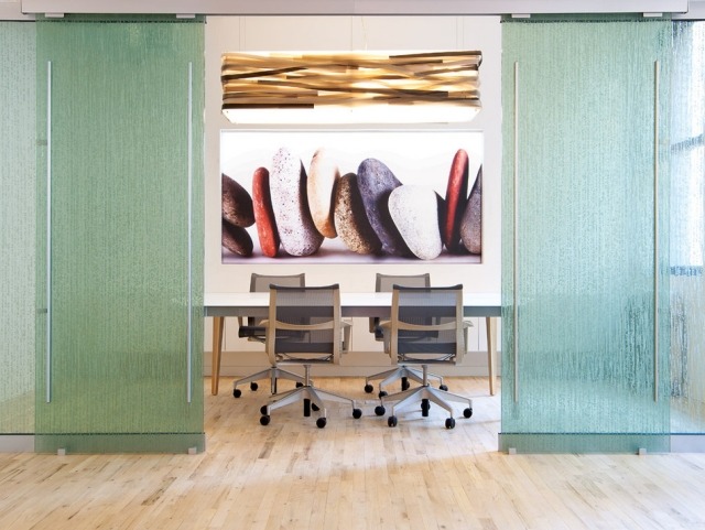 Kontors-idéer-rumsavdelare-färgat-glas-grönt-blått-3form-innovativ-teknik