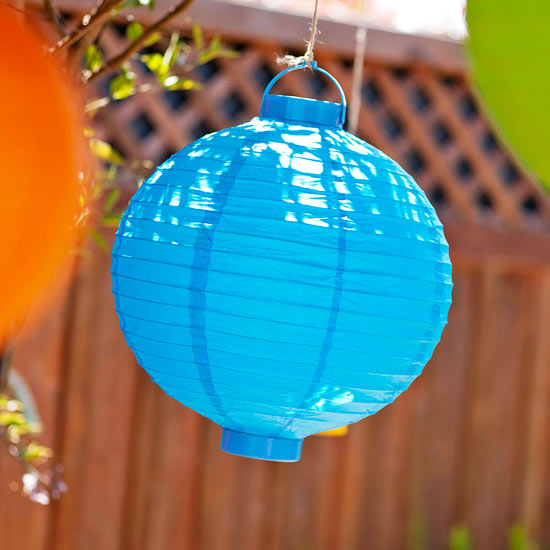 idéer trädgårdsmöbler dekoration med färgglad pappersboll