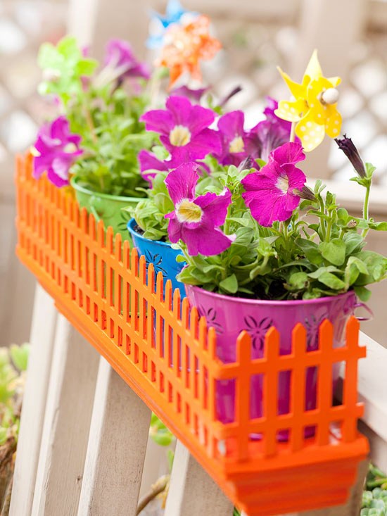 idéer trädgårdsmöbler dekoration med färgglada blomhållare