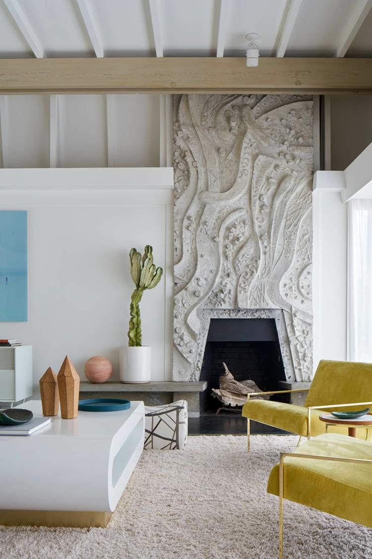 idéer-dekorera-vardagsrum-öppen spis-mönster-accent vägg-gula-stolar-sidobord-vit