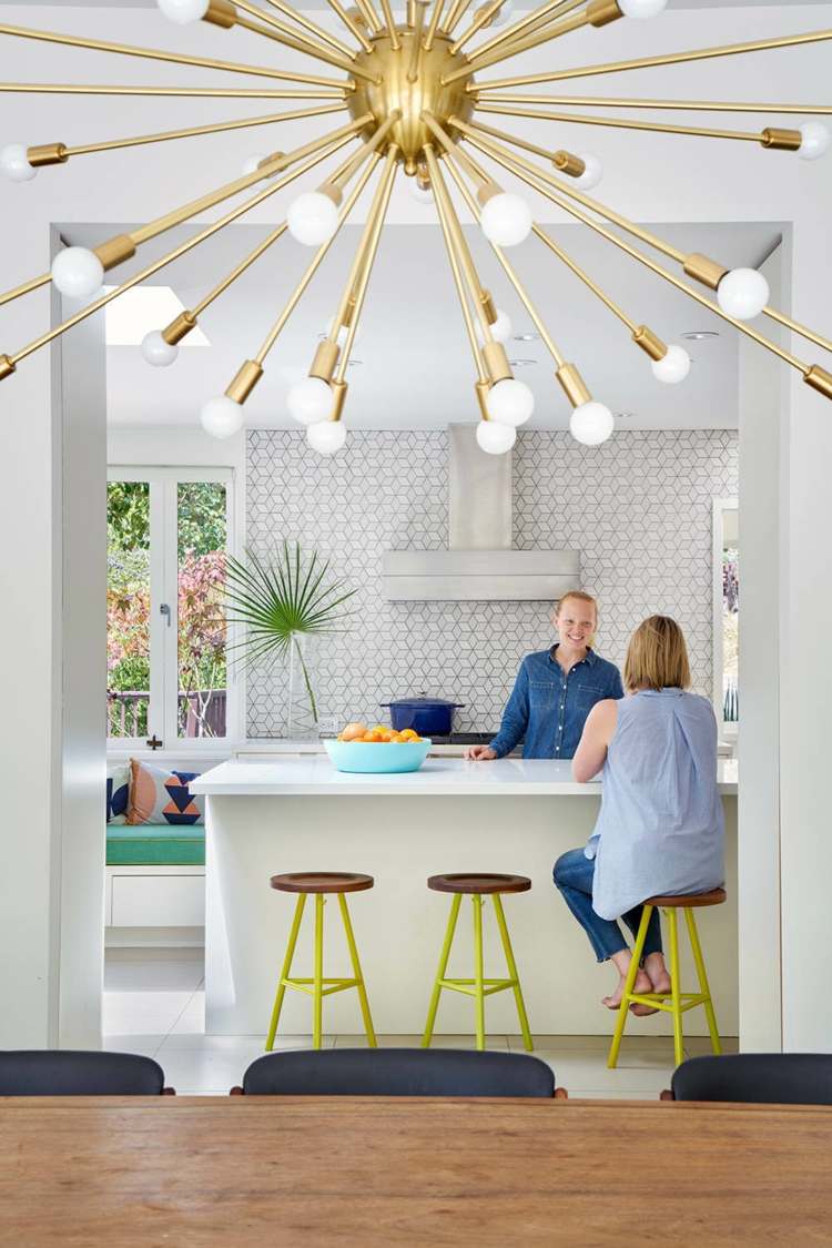 idéer för att dekorera ljuskrona-modern-guld-strålar-kök-pall