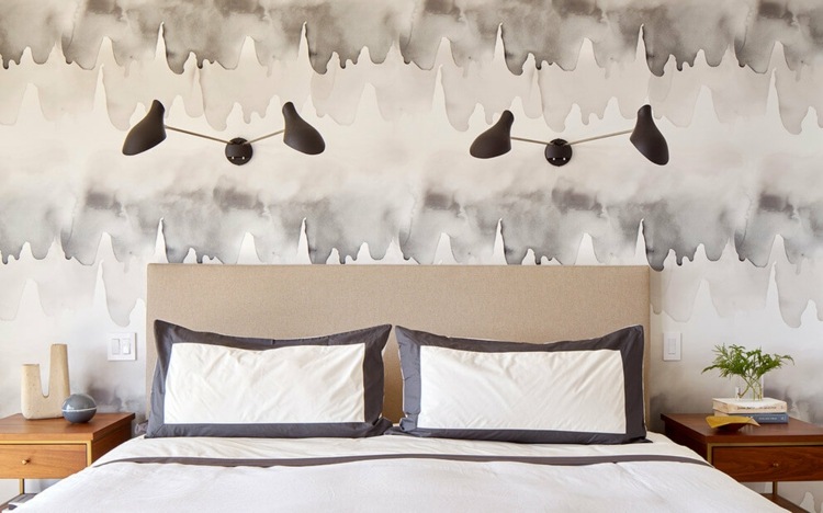 idéer-dekorera-säng-beige-färg-moderna-vägglampor-tapeter-akvarell-optik
