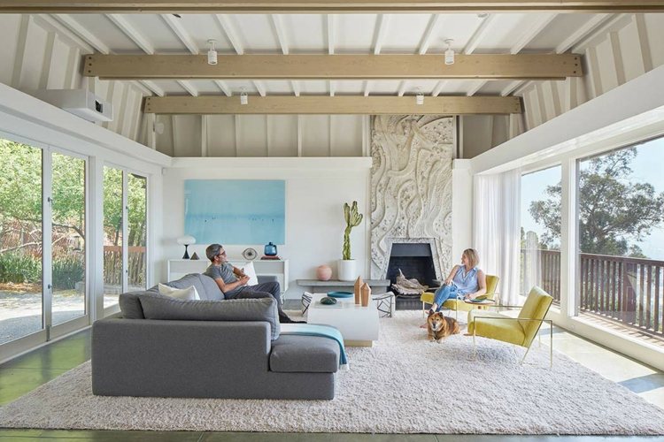 idéer för att dekorera vardagsrum-ljus-gul-stol-accent-grå-soffa