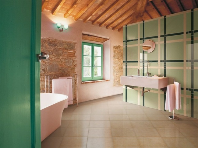 grönt badrum natursten vägg trätak Italien