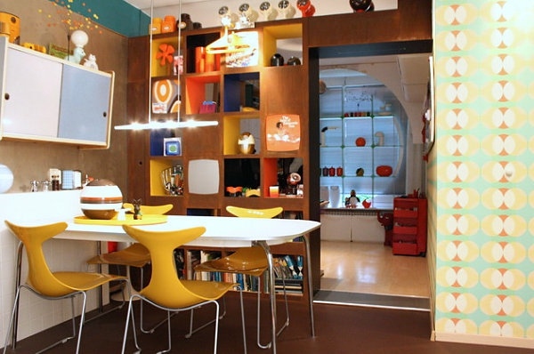 Matsal-med-en-retro-look-gul-plast-stolar-vägg-hyllor-med-massor av inredning
