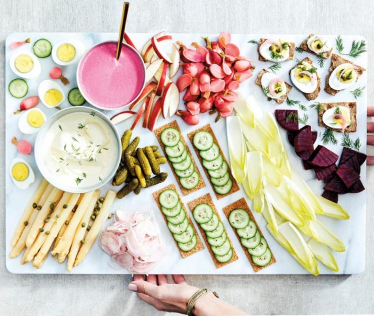 Ordna färgglada grönsaksfat till fest med Creme Fraichet Dip