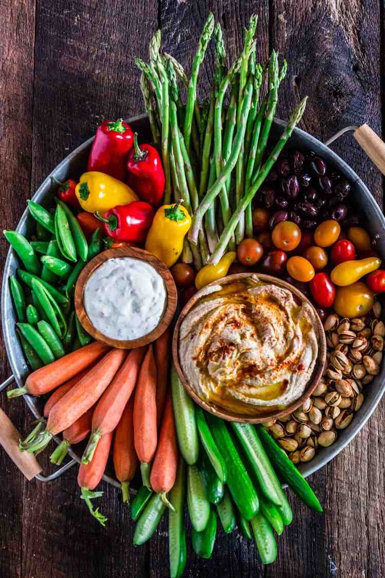 Crudite -maträtt Recept på en färgglad grönsaksfat med dopp
