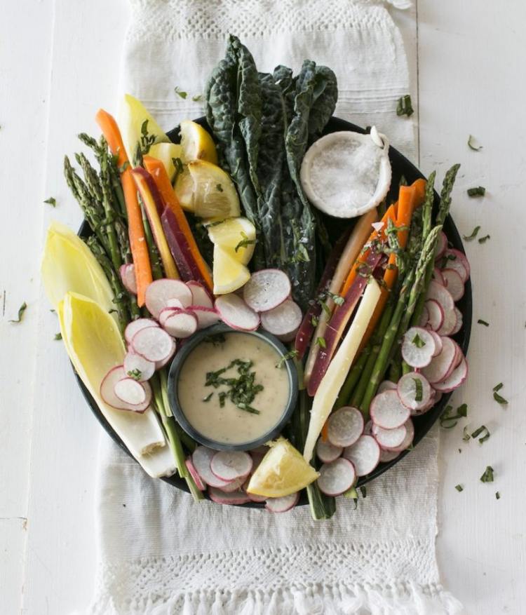 Crudite med råa grönsaker och Caesersalladsdipp