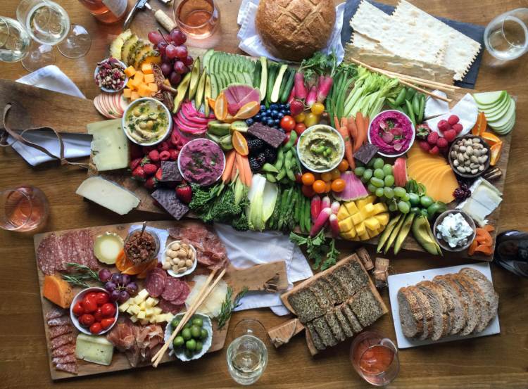 Servering av raw food -tallrik med ost och köttgarnering Idéer till festmat