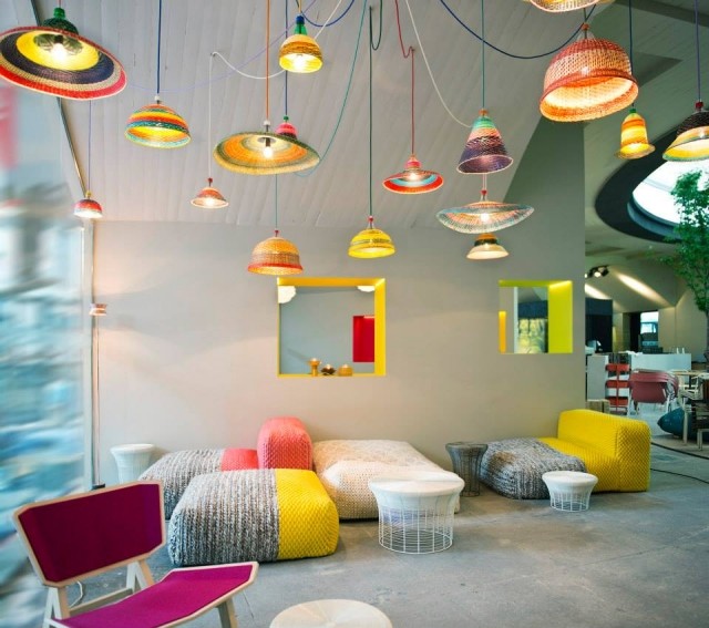 färgglada-stolar-stickade fåtöljer-hängande lampor-design-för-en-speciell atmosfär