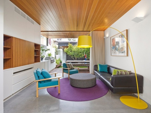 Modern-lägenhet-möbler-klassisk-gul-golvlampa-blå-dynor