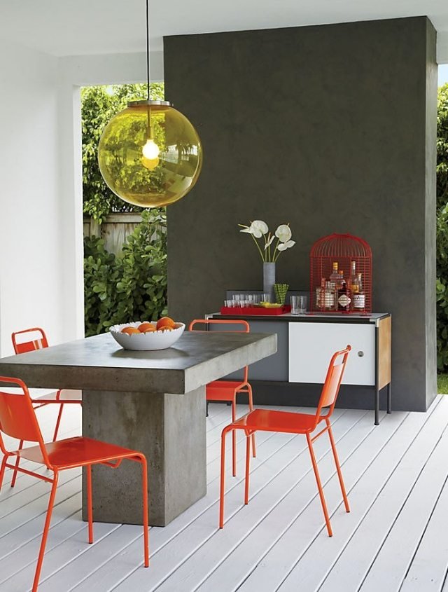 färgade-rum-idéer-köks-stolar-röd-lack-betonad-bord-minimalistisk