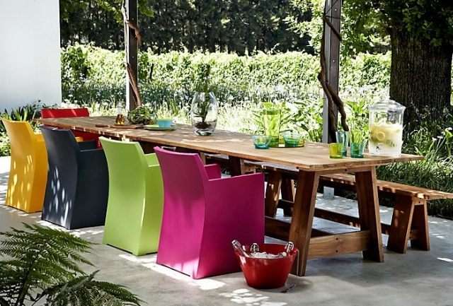 moderna-trädgårdsstolar-regnbågsfärger-massivt trä-matbord