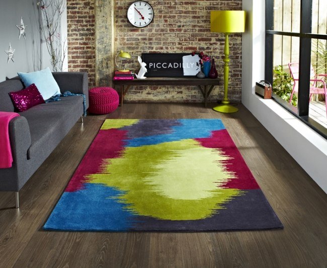 Färgglada mattor handgjorda moderna lägenheter poppar av färg