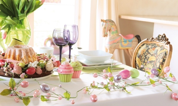 färgglada bordsdekorationer för påskmuffins lila vinglas