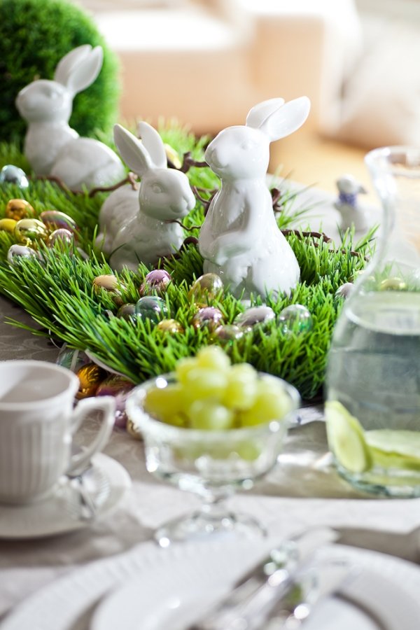 bord löpare påsk dekoration idéer dekorativa gräs porslin kaniner