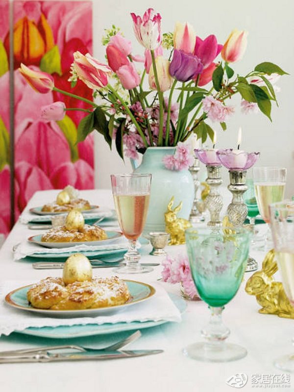 färgglada bordsdekorationer för påsk tulpaner gyllene kaninägg