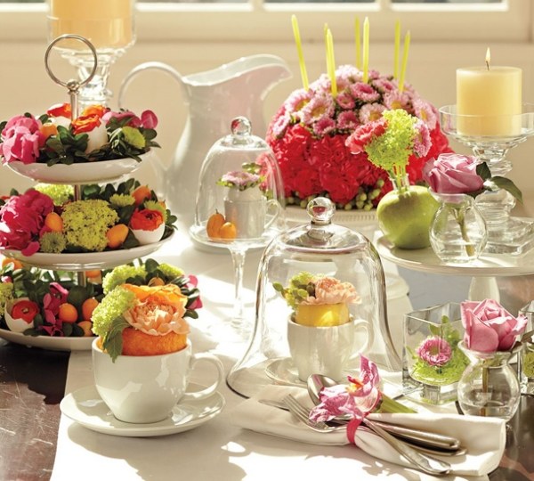 färgglada påsk bord dekoration glas klockor tårta stå blomma