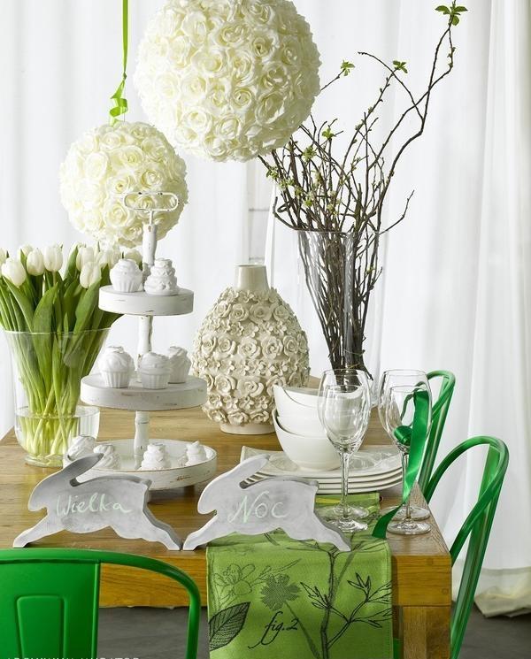 Påskbord dekoration blomma boll vit grön bordslöpare