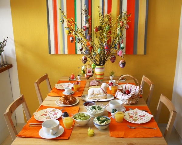 färgglada bordsdekorationer för påsk ljusa orange grenar ägg