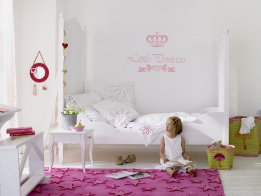 Barnrummet lilla prinsessan som sätter upp loftsäng