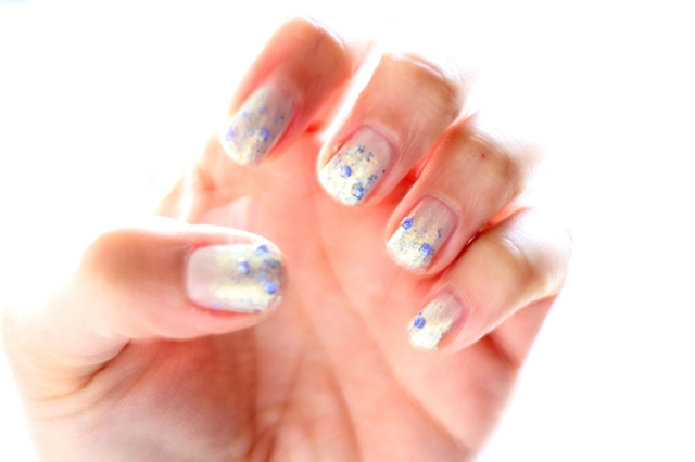 känsliga romantiska naglar silverblå strass