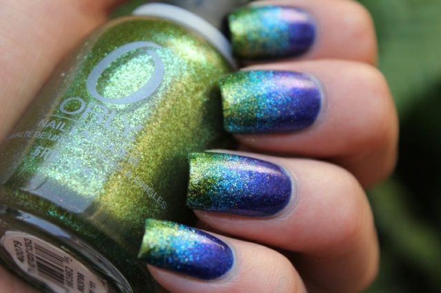 Applicera glittereffekt grönblått nagellack