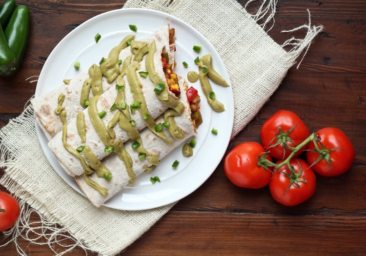 Burritorecept-vegetarisk-avokado-sås-tortilla